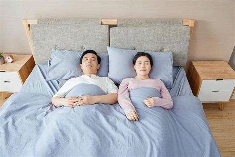 夫妻床位|床怎麼擺才能睡得更好、夫妻更恩愛？風水專家教你8大原則！